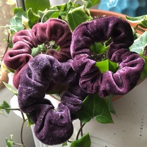 Pack/ set of 3 urban outfitters velvet scrunchies